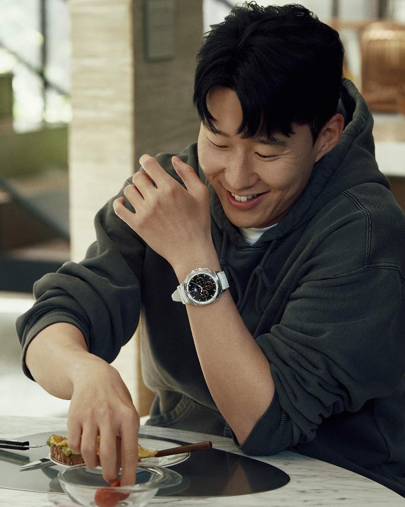 021-lifestyle-galaxy-watch8-classic-white-sonny-1p.jpg