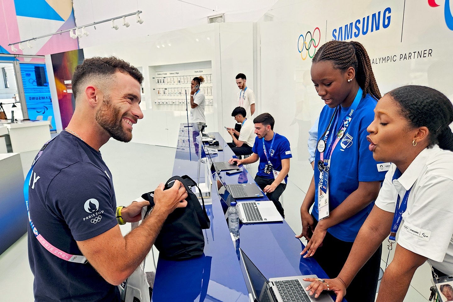 Imagen del Galaxy Z Flip6 Olympic Edition entregada en manos de todos los atletas de París 2024