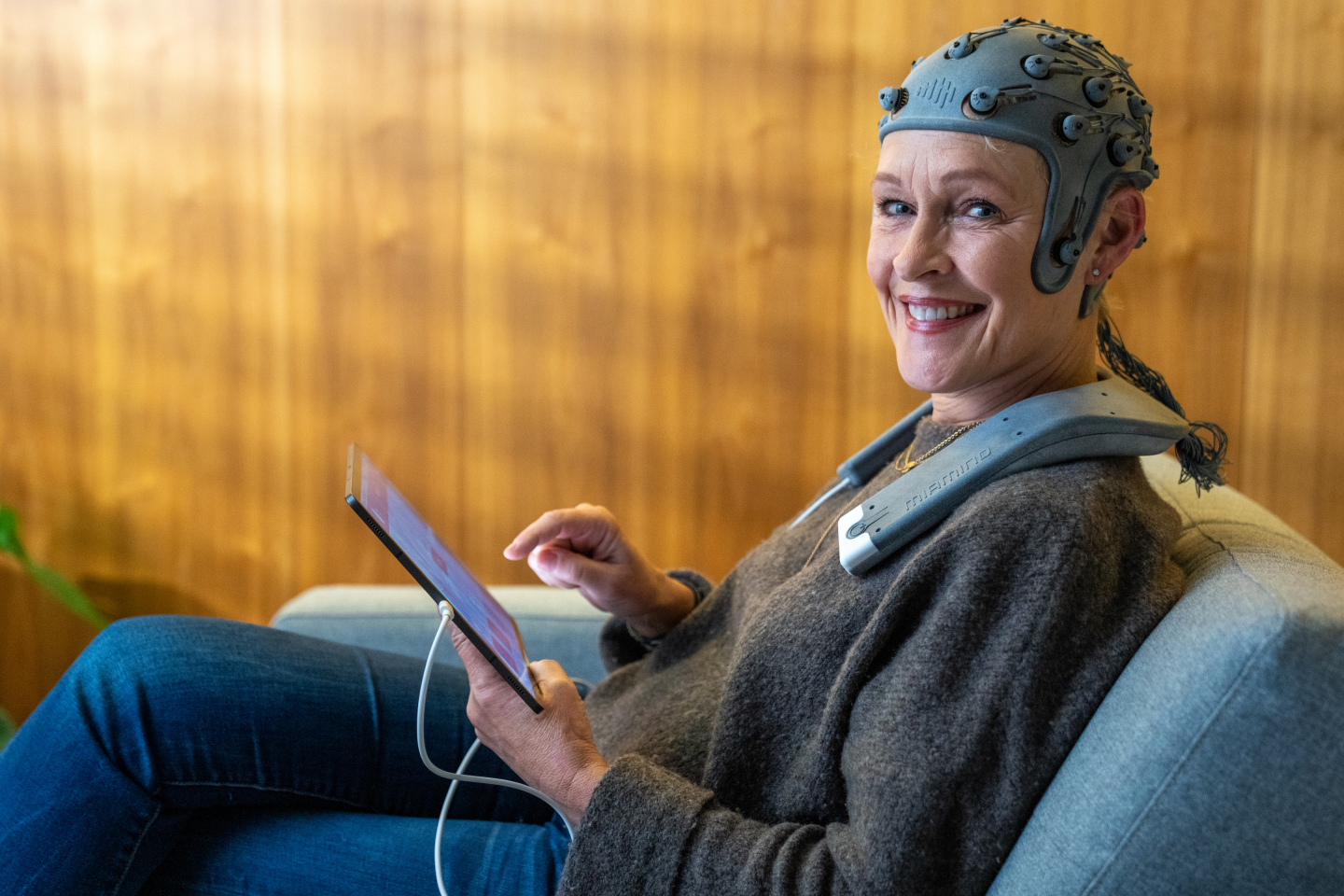 A woman utilizing Bottneruo’s digital solutions for Alzheimer patients supported by Samsun Galaxy Tab S8+ Enterprise Edition.