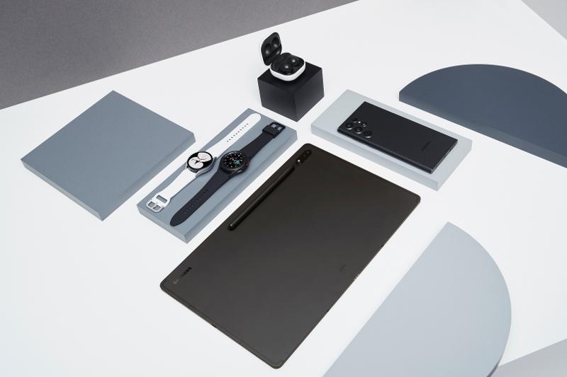 009_eco_galaxytabs8ultra_graphite_galaxys22ultra_phantomblack_wearable.jpg