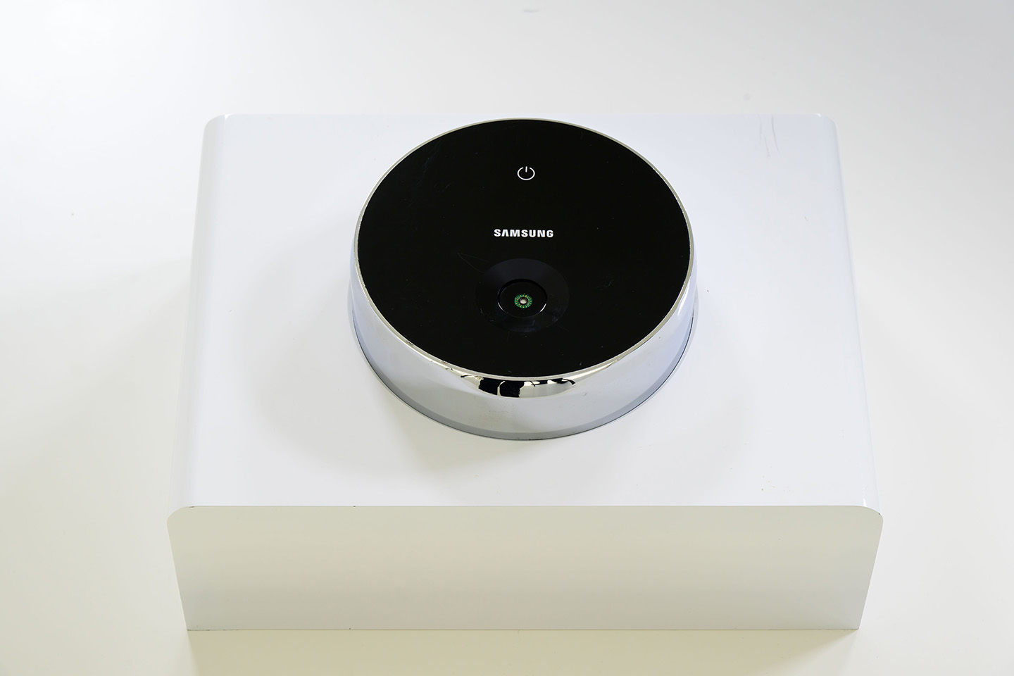 The first prototype of the Antioxidant Index feature's BioActive sensor positioned on a box-shaped white platform.