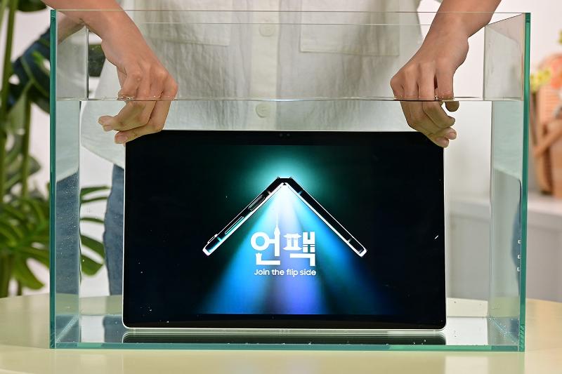 Unboxing the Galaxy Tab S9 Ultra ②: Inimitable Display With Tough