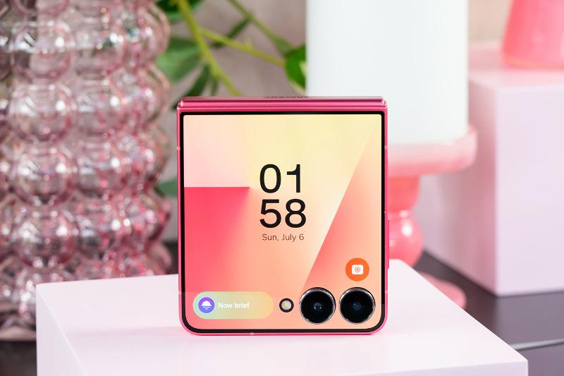002-Galaxy-Unpacked-2025-A-First-Look-at-the-Galaxy-Z-Flip7-Refining-the-Pocketable-Foldable-Newsbody.jpg