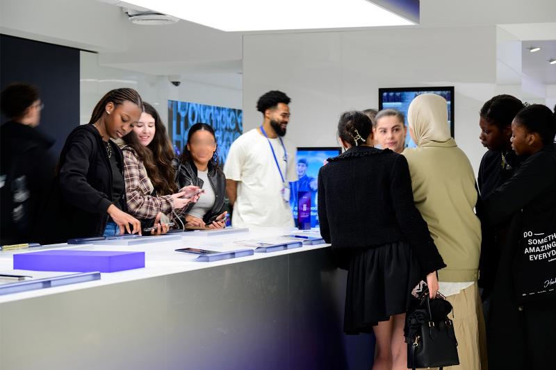 010-Galaxy-Unpacked-2024-Innovation-on-Display-Public-Reacts-to-New-AI-Features-on-Galaxy-Devices-in-Paris.jpg