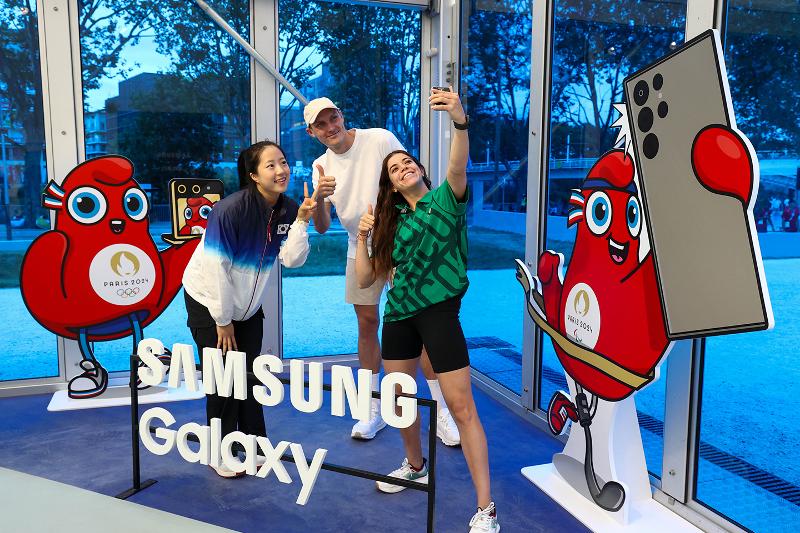 Paris-2024-Team-Samsung-Galaxy-Members-Meet-at-the-Olympic-rendezvous-Samsung-Village-Plaza-NewsThumb-1440x960.jpg