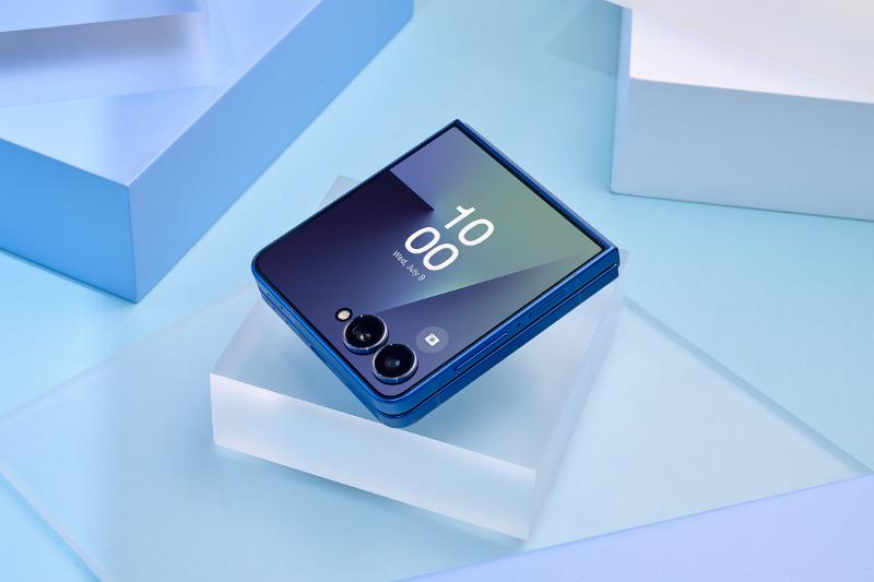 003-product-galaxy-zflip7-blueshadow.jpg