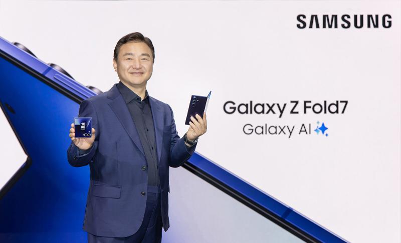 002-001-TM-Roh-With-Unfolded-Galaxy-Zfold7-at-Unpacked-July-2025.jpg