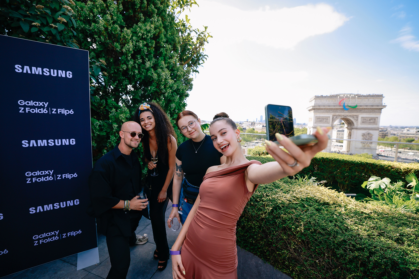 Imagen del reportaje París 2024: los atletas del equipo Samsung Galaxy y los influencers del #TeamGalaxy celebran los Juegos Olímpicos en la fiesta abierta a todos de Samsung