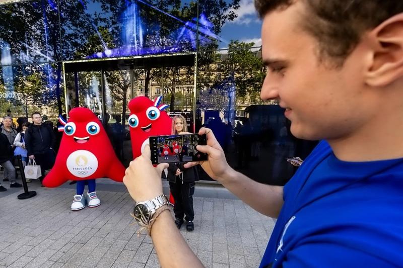 001-Olympic-Rendezvous-at-Samsung-Champs-Elysees.jpg