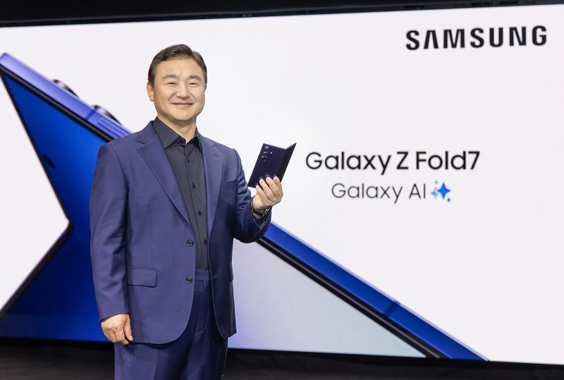 004-TM-Roh-With-Unfolded-Galaxy-Zfold7-at-Unpacked-July-2025.jpg