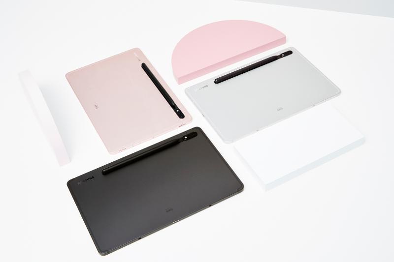 015_family_galaxytabs8ultra_graphite_galaxytabs8plus_silver_galaxytabs8_pinkgold.jpg