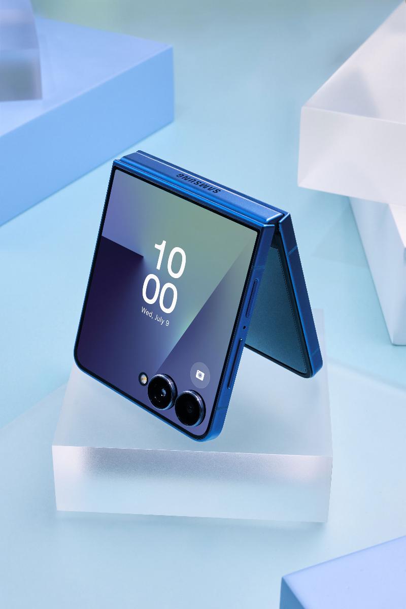 004-product-galaxy-zflip7-blueshadow.jpg