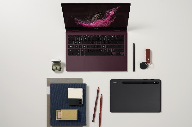 048_eco_galaxy_book2_pro_360_13_burgundy_galaxy_z_flip3_5g_cream_galaxy_tab_s8_graphite_galaxy_buds2_olive.jpg