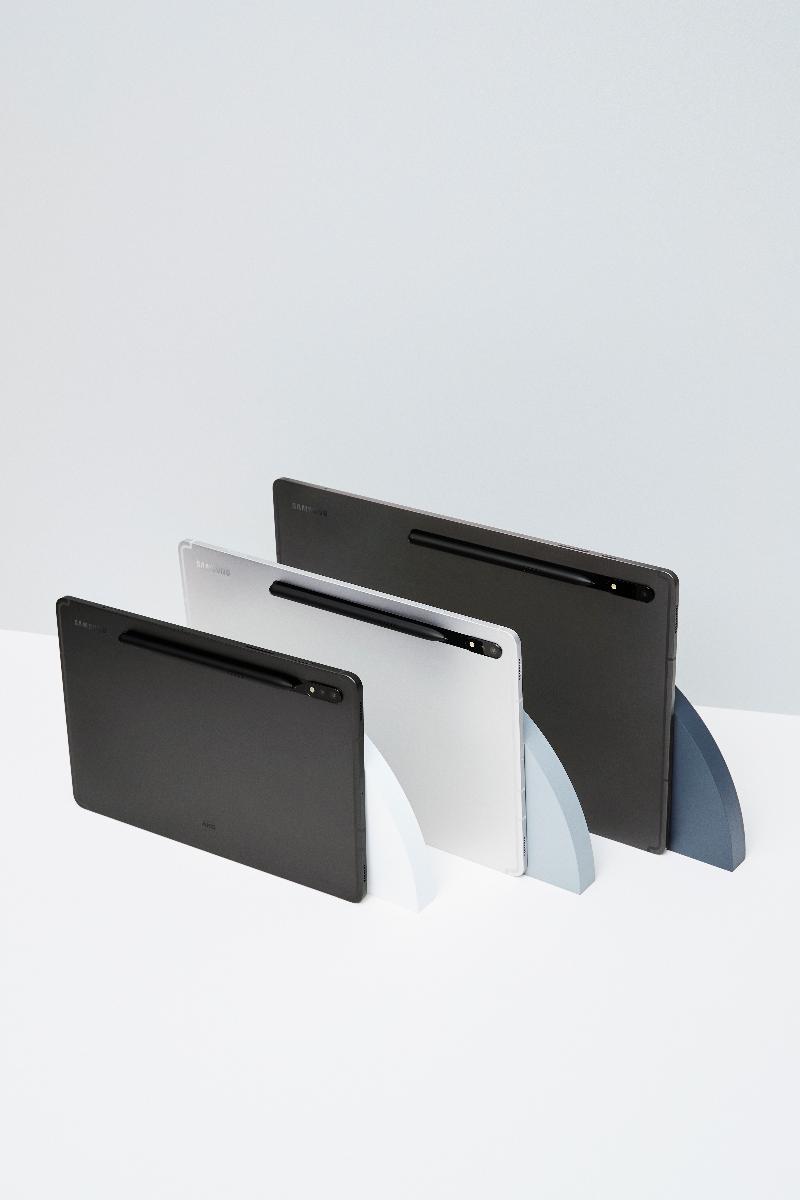 016_family_galaxytabs8ultra_graphite_galaxytabs8plus_silver_galaxytabs8_graphite.jpg