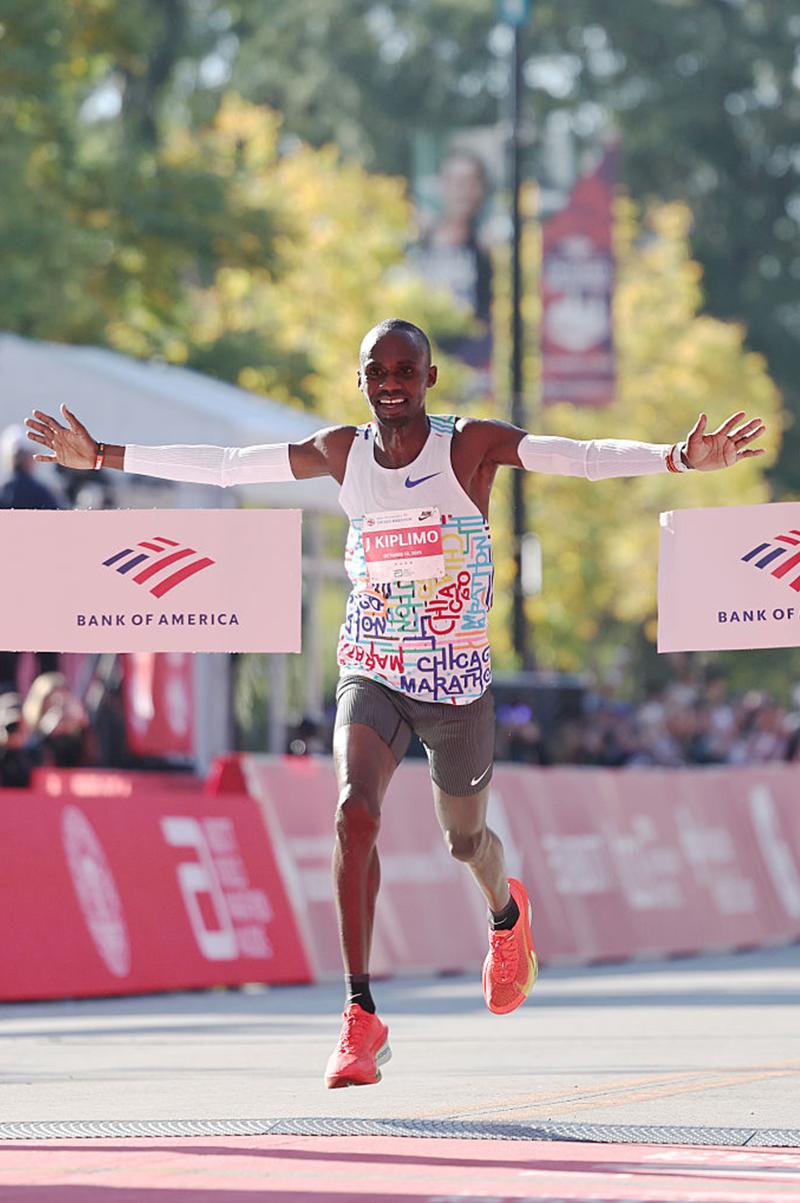 002-Jacob-Kiplimo-Wins-2025-Chicago-Marathon-Wearing-Galaxy-Watch8-Newsbody.jpg
