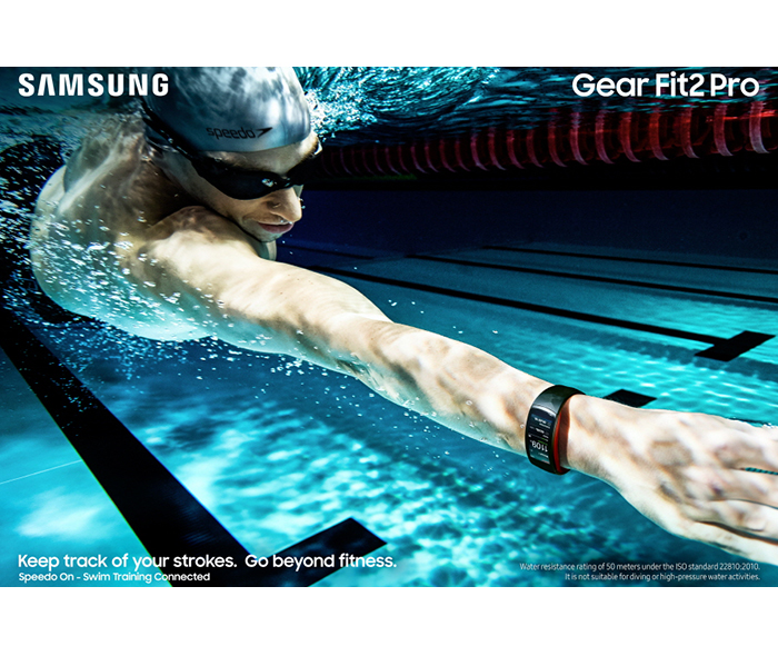 Gear-Fit2-Pro_Lifestyle_Swimming_Red_2P_RGB.jpg