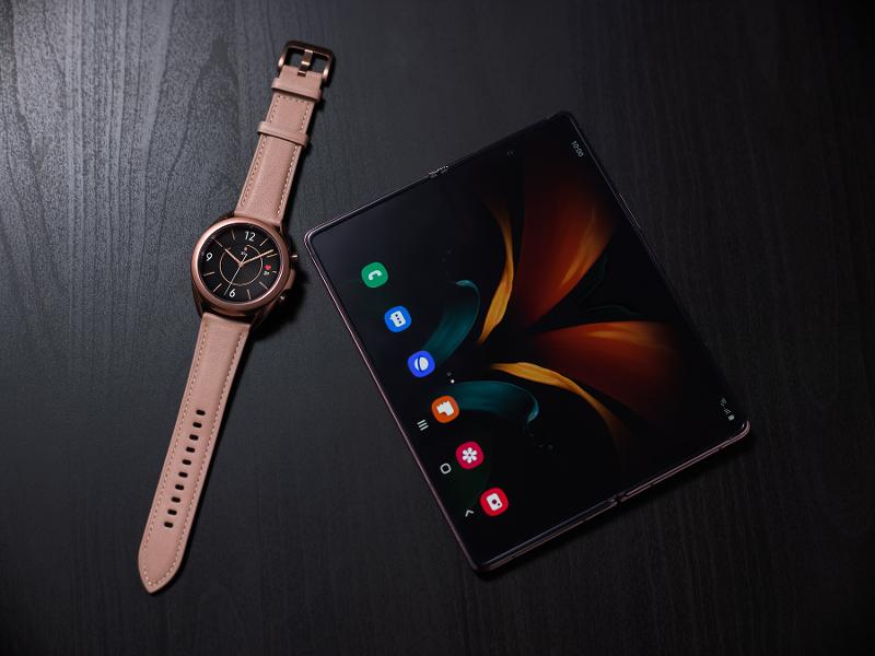 001_galaxyzfold2_watch3_lifestyle_image-1.jpg