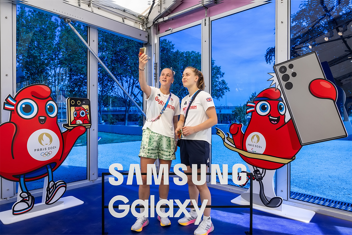 Imagen del Galaxy Z Flip6 Olympic Edition entregada en manos de todos los atletas de París 2024