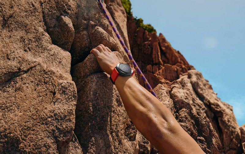 035-lifestyle-galaxy-watch-ultra-titaniumgray-rock-climbing.jpg