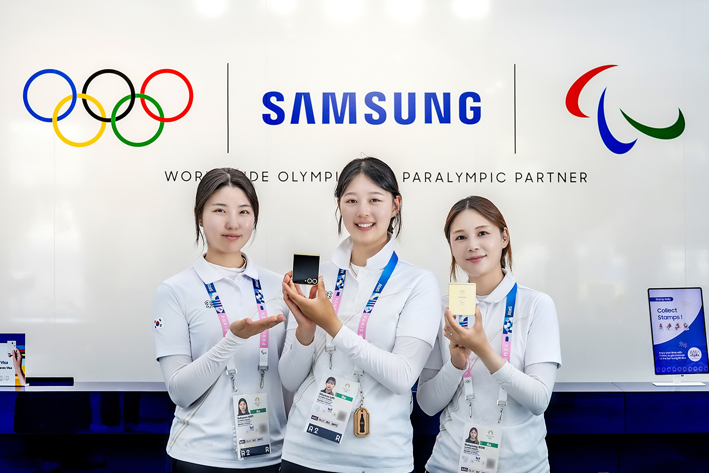 Imagen del Galaxy Z Flip6 Olympic Edition entregada en manos de todos los atletas de París 2024