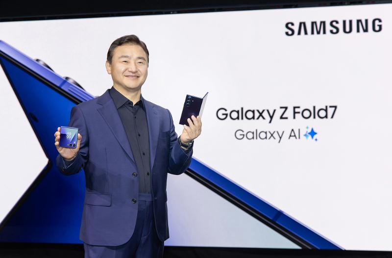 003-TM-Roh-With-Unfolded-Galaxy-Zfold7-at-Unpacked-July-2025.jpg