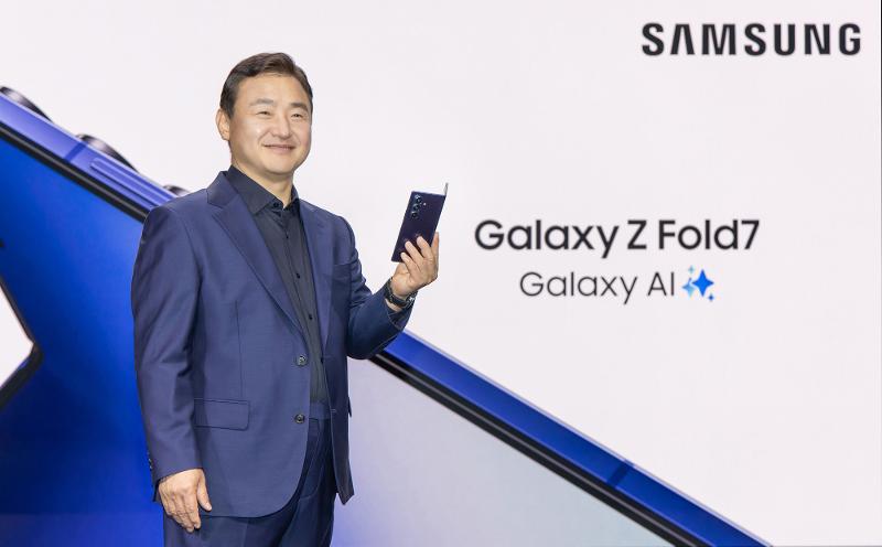 001-TM-Roh-With-Unfolded-Galaxy-Zfold7-at-Unpacked-July-2025.jpg