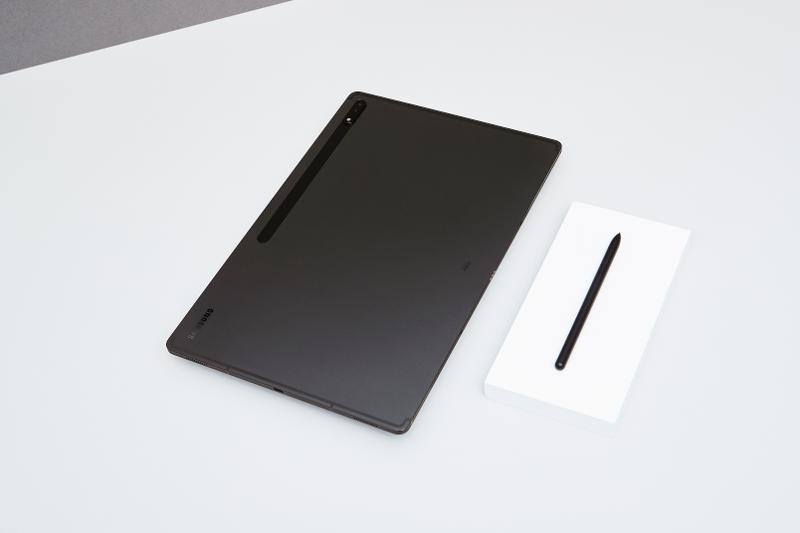 005_design_galaxytabs8ultra_graphite.jpg