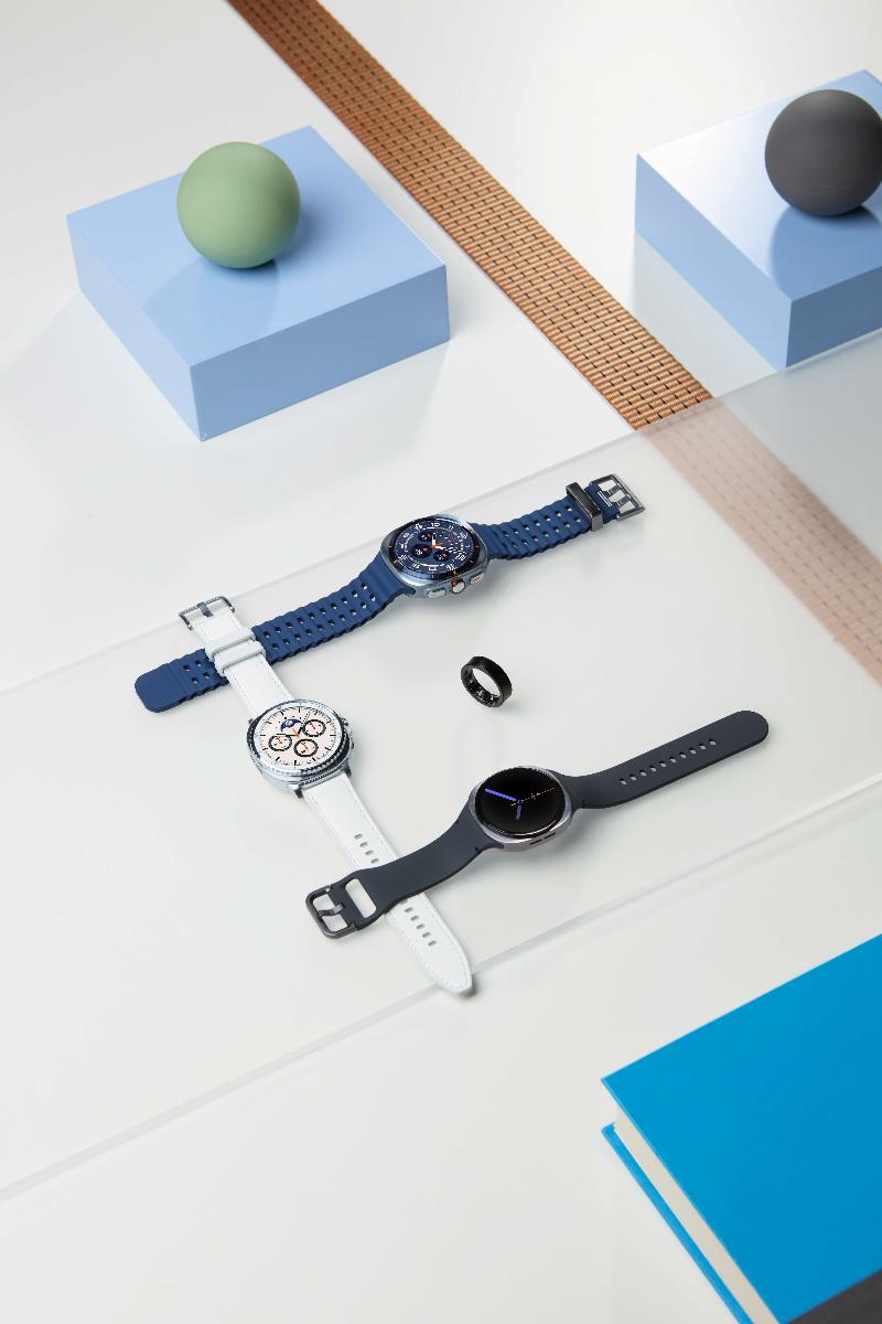 016-product-design-galaxy-watch8-silver-galaxy-watch8-classic-white-galaxy-watch-ultra-titanium-blue-ring-titanium-black-2p.jpg