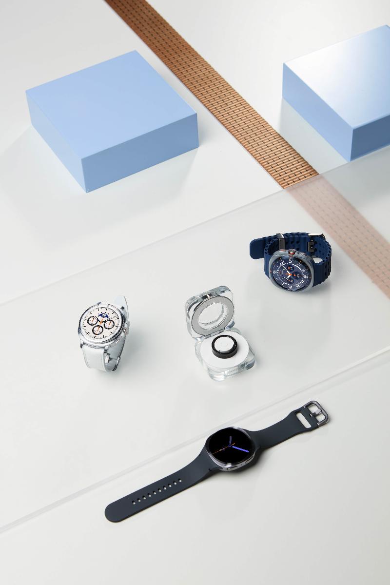 018-product-design-galaxy-watch8-silver-galaxy-watch8-classic-white-galaxy-watch-ultra-titanium-blue-ring-titanium-black-4p.jpg