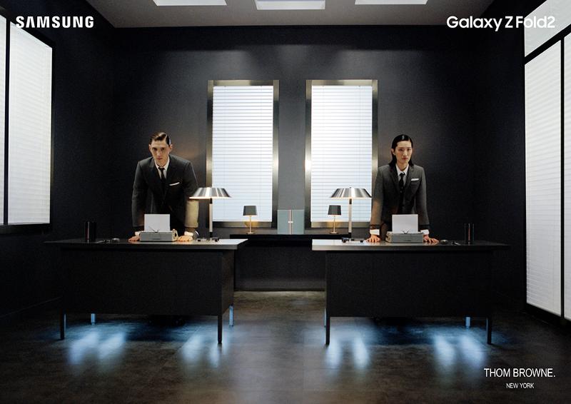 003_galaxyzfold2_thom_browne_edition_lifestyle_image_office_2p-7.jpg