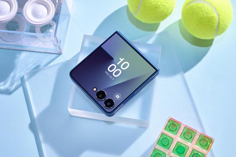 001-product-galaxy-zflip7-blueshadow.jpg