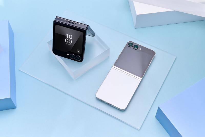 003-family-galaxy-zflip7-fe-black-zflip7-fe-white.jpg