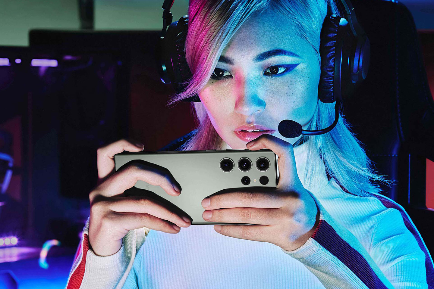 A woman playing game on Galaxy S23 Ultra with improved hardware and software for an ultimate gaming performance