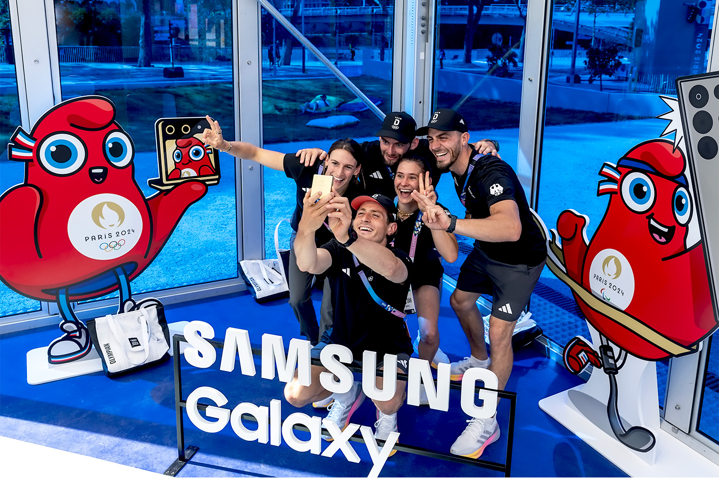 Imagen del Galaxy Z Flip6 Olympic Edition entregada en manos de todos los atletas de París 2024