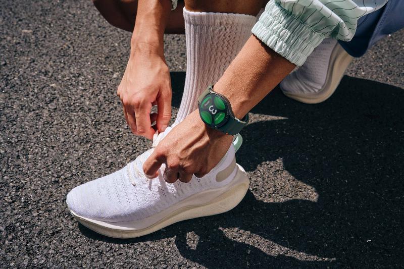 014-lifestyle-galaxy-watch7-green-running.jpg